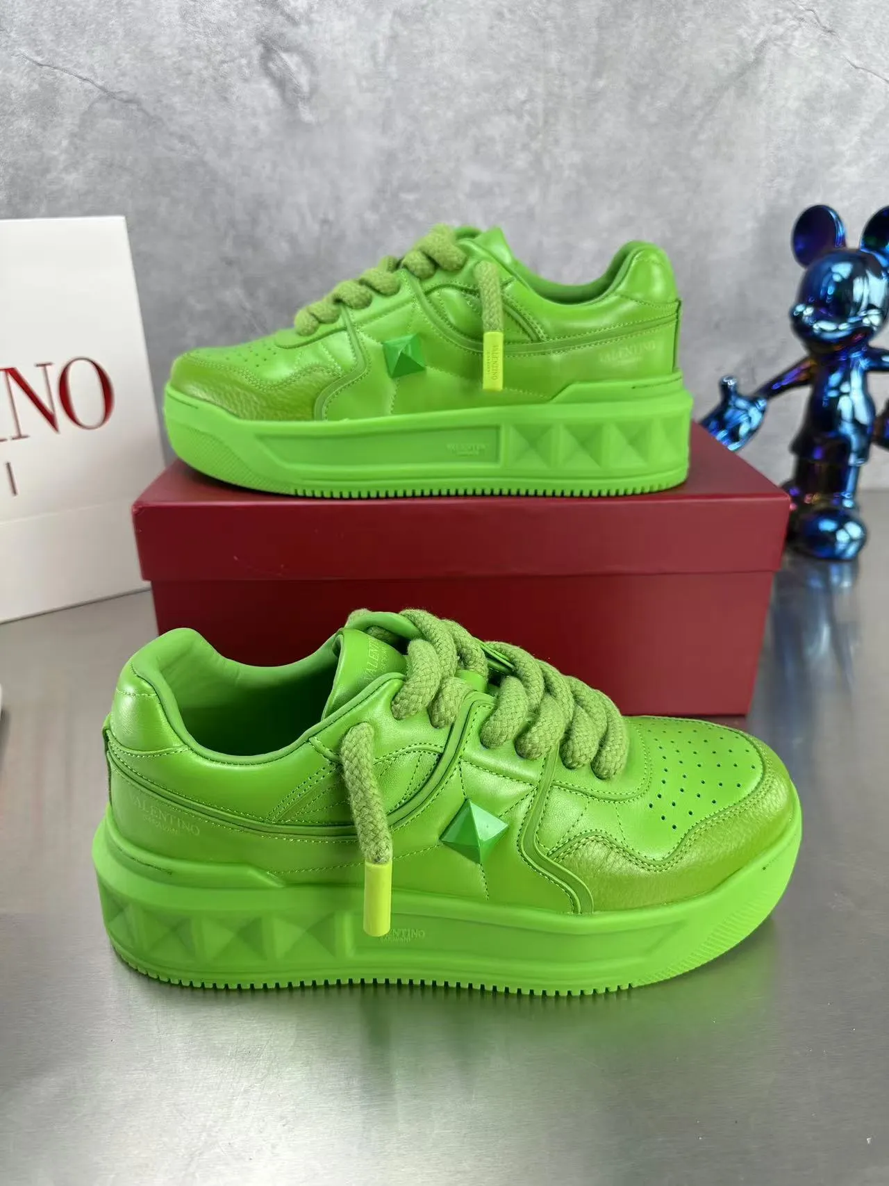 👟👟Ex-factory price 640👟👟 🔺Valentino🔺Valentino new casual shoes 2023 latest model hot style for catwalk couples, thick shoelaces, the same style as Elsa Hosk, Zhang Yixing, Guan Xiaotong and many other stars 🔥 Top version + lasting process, full oil edge on the upper. Fabric: Customized cowhide + cowhide lining with breathable mesh. Outsole: original molded TPU thickened outsole. Size for women is 35-40. Men’s size is 39-45.